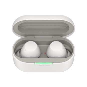LG xboom Buds 화이트 모델의 충전 케이스. 둥근 모서리를 가진 하얀색 직사각형 모양으로, 뚜껑을 열면 안쪽에 둥근 모양의 이어버드 2개가 충전되고 있습니다. 케이스 상단에는 녹색 불빛이 들어와 있는 '엑스붐' 로고가 있으며, 케이스 내부는 옅은 회색으로 마감되어 있습니다. 이어버드에는 작은 LED 표시등이 있어 충전 상태를 확인할 수 있습니다.