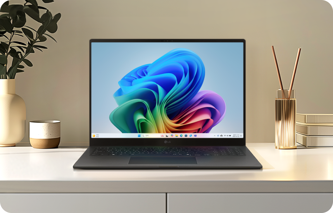 부분적으로 닫힌 상태의 블랙 색상 LG gram 노트북. 매트한 질감의 표면과 넓은 터치패드, 얇은 두께가 강조되어 세련된 디자인과 휴대성을 보여준다.