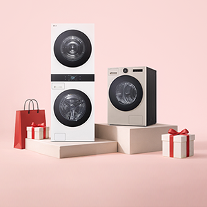 밝은 다용도실에 LG 트롬 AI 오브제컬렉션 워시타워가 중앙에 배치되어 있으며, 오른쪽 선반에는 세탁용품이 정돈되어 있습니다.