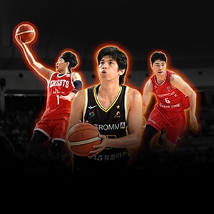 어두운 농구장 코트 배경 위에 SK 이민서, LG 타마요, 정관장 박지훈 농구 선수가 경기하는 모습이 있다.