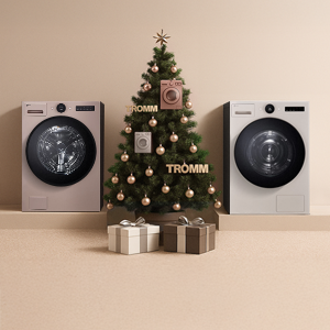 베이지 배경 중앙 단상 위 크리스마스트리와 세탁기 장식, 앞 선물 2개, 양옆으로 토프·아몬드 색 LG 트롬 AI 오브제컬렉션 세탁기.