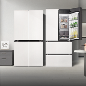 좌우로는 달력과 선물이 아일랜드 식탁위에 있고, 중앙에는 깔끔한 화이트 컬러의 LG 디오스 오브제컬렉션 냉장고와 한쪽 문이 열려 내부 수납 공간이 보이는 김치냉장고가 있는 이미지