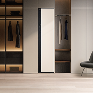 드레스룸 가운데 스타일러 배치된 인테리어컷 이미지