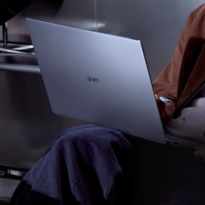 그램 에어로미늄 들고 있는 인물 상반신 이미지