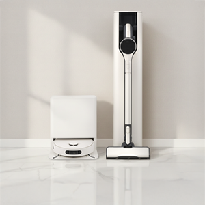 밝은 빛이 비추는 흰색 톤 실내 공간에 로봇 청소기와 무선청소기가 나란히 놓여있습니다.